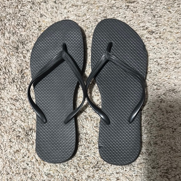 Black Flip Flops- Old Navy I believe - Picture 1 of 2
